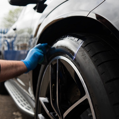 Dưỡng lốp gốc dầu và CARPRO PERL: loại nào kinh tế và bảo vệ lốp tốt hơn? 1 DUONG LOP GOC DAU VA CARPRO PERL 2
